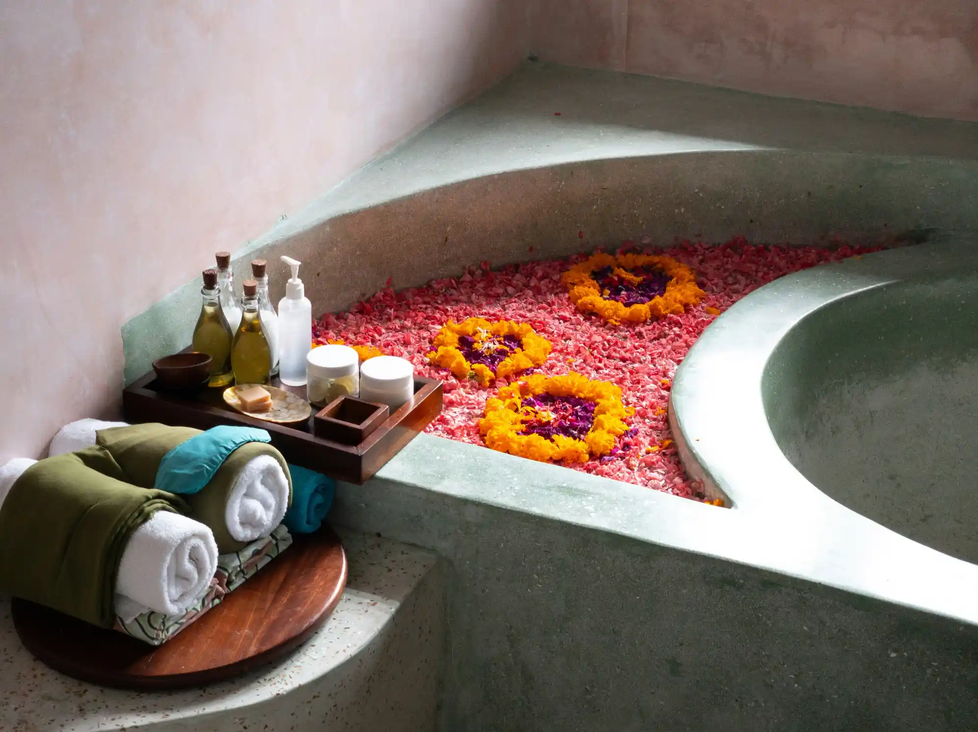 Hot oil massage at Spa In Banani